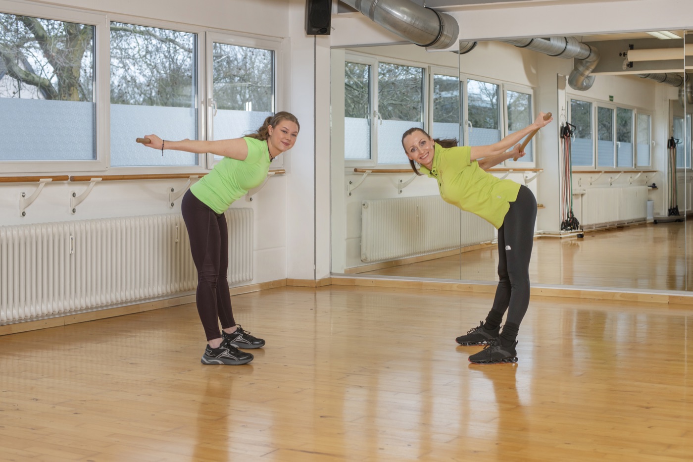 Kursraum mit Trainerinnen beim Beweglichkeitstraining